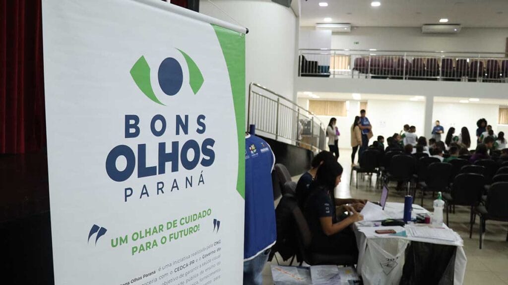 Estudantes participam do programa Bons Olhos Paraná durante atendimento de saúde visual em Ivaiporã
