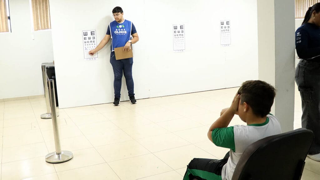 Bons Olhos Paraná atende estudantes de Ivaiporã com exames e óculos gratuitos Estudantes participam do programa Bons Olhos Paraná durante atendimento de saúde visual em Ivaiporã