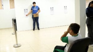 Estudantes participam do programa Bons Olhos Paraná durante atendimento de saúde visual em Ivaiporã