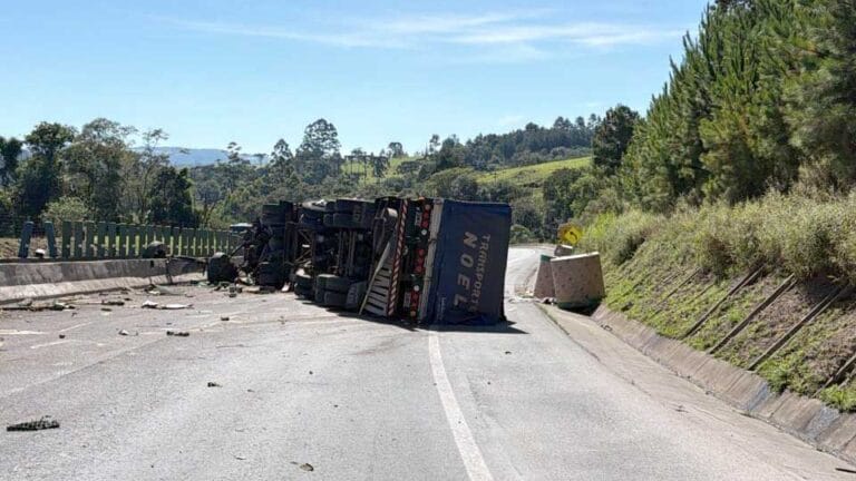 Caminhão tombado na BR-376 bloqueia pistas na Serra do Cadeado em Mauá da Serra