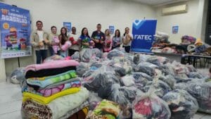 Voluntários organizam roupas arrecadadas na Campanha do Agasalho da Fatec Ivaiporã