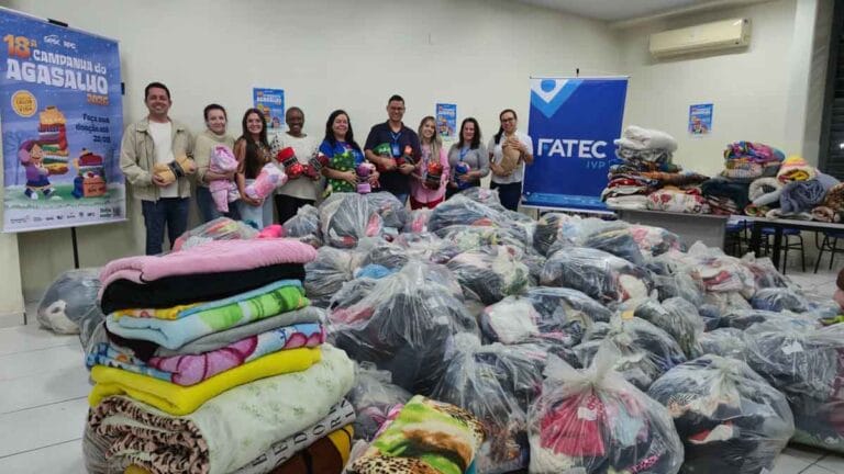 Voluntários organizam roupas arrecadadas na Campanha do Agasalho da Fatec Ivaiporã