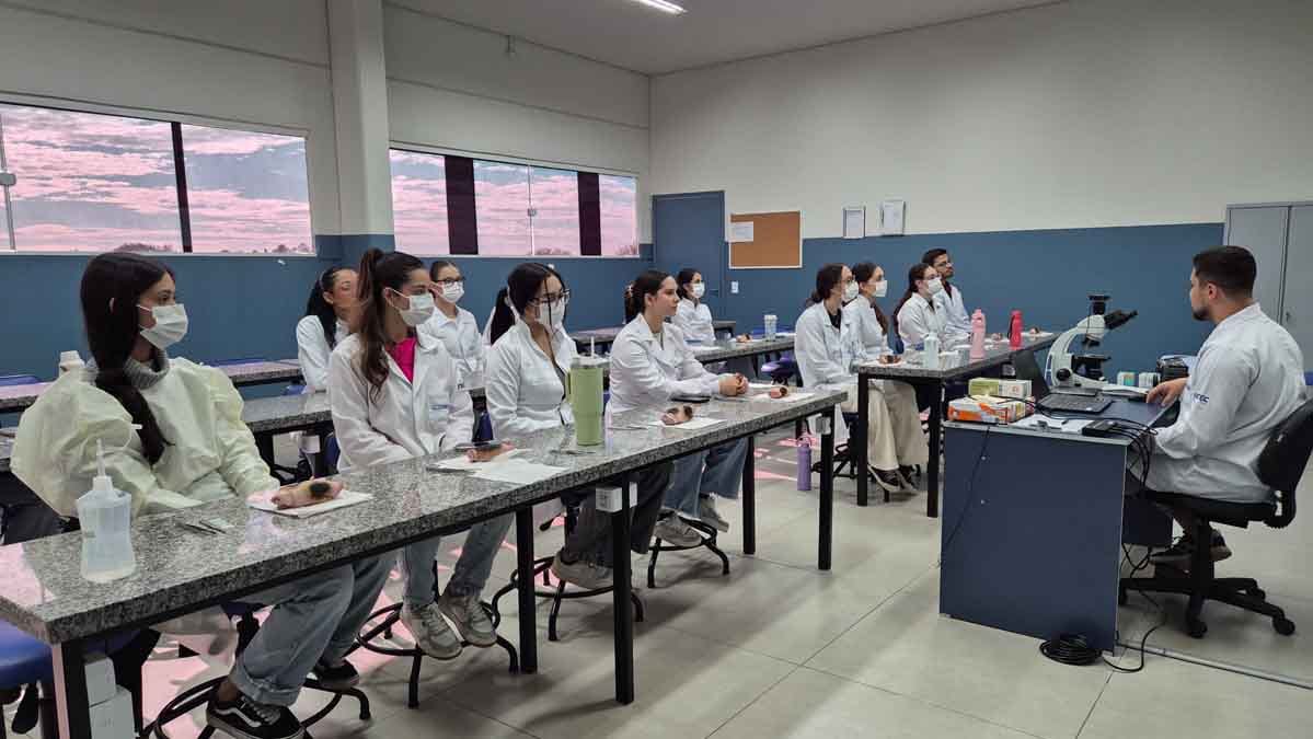 Acadêmicos de Medicina participam de oficinas práticas durante II Ciclo de Formação Médica da Fatec Ivaiporã