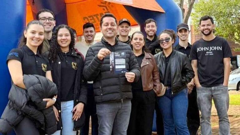 acadêmicos de Ciências Contábeis da Fatec Ivaiporã durante orientação sobre o Imposto de Renda