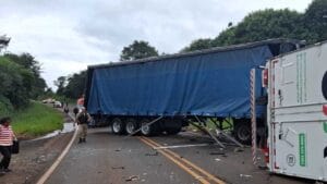 Colisão frontal entre caminhões na PR-545, em Londrina, deixou dois mortos e dois feridos, segundo a PRE