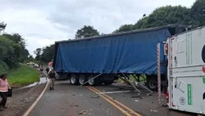 Colisão frontal entre caminhões na PR-545, em Londrina, deixou dois mortos e dois feridos, segundo a PRE