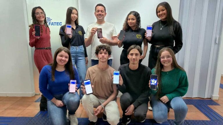 Acadêmicos da Fatec Ivaiporã apresentam aplicativo Facilita Mei