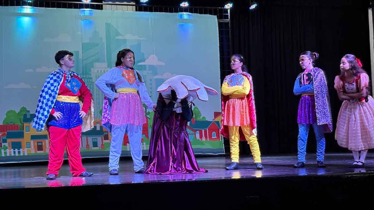 Dia de Combate ao Abuso Sexual mobiliza Ivaiporã com teatro e alerta às famílias Apresentação teatral no Centro Cultural de Ivaiporã marca Dia de Combate ao Abuso Sexual