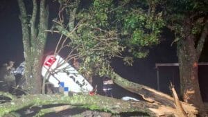 Dodge Ram destruída após bater contra árvore na PR-082 em São João do Ivaí