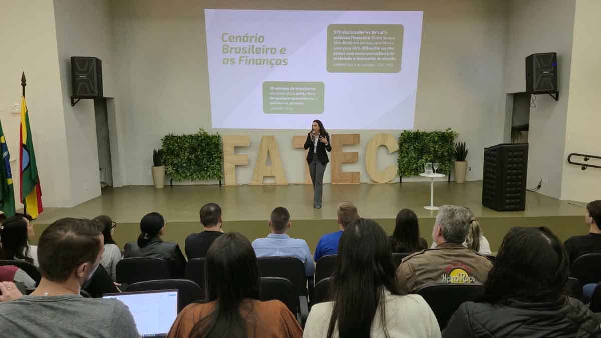 Fatec Ivaiporã debate educação financeira e comportamento de consumo em palestra com Sicredi educacao-financeira-fated (1)