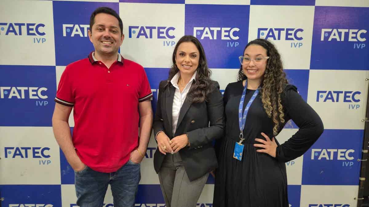 Fatec Ivaiporã debate educação financeira e comportamento de consumo em palestra com Sicredi Assessora do Sicredi ministra palestra sobre educação financeira na Fatec Ivaiporã
