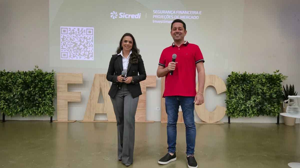 Fatec Ivaiporã debate educação financeira e comportamento de consumo em palestra com Sicredi Assessora do Sicredi ministra palestra sobre educação financeira na Fatec Ivaiporã
