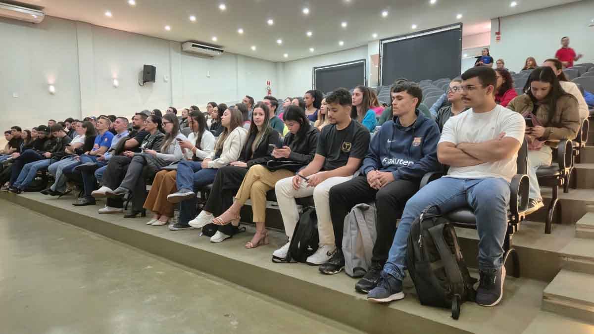 Fatec Ivaiporã debate educação financeira e comportamento de consumo em palestra com Sicredi Assessora do Sicredi ministra palestra sobre educação financeira na Fatec Ivaiporã