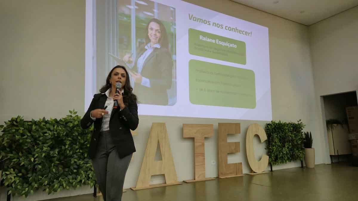 Fatec Ivaiporã debate educação financeira e comportamento de consumo em palestra com Sicredi Assessora do Sicredi ministra palestra sobre educação financeira na Fatec Ivaiporã