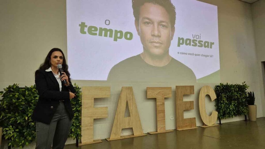 Fatec Ivaiporã debate educação financeira e comportamento de consumo em palestra com Sicredi Assessora do Sicredi ministra palestra sobre educação financeira na Fatec Ivaiporã