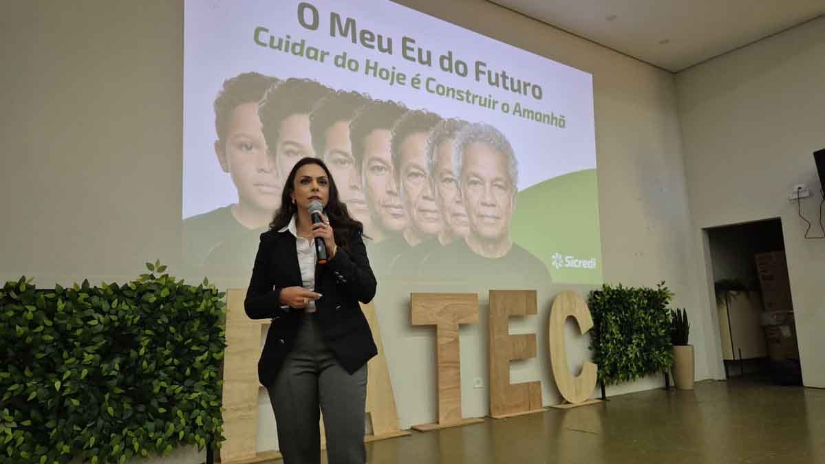 Fatec Ivaiporã debate educação financeira e comportamento de consumo em palestra com Sicredi Assessora do Sicredi ministra palestra sobre educação financeira na Fatec Ivaiporã
