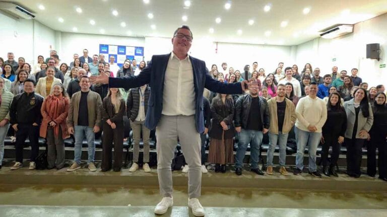 Direção, professores e colaboradores durante Encontro Pedagógico da Fatec Ivaiporã