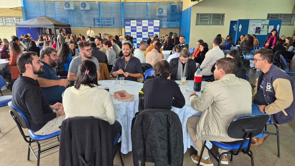 Fatec Ivaiporã promove Encontro Pedagógico com integração e lançamento do Vestibular de Inverno Direção, professores e colaboradores durante Encontro Pedagógico da Fatec Ivaiporã