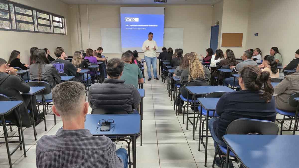 Fatec Ivaiporã promove Encontro Pedagógico com integração e lançamento do Vestibular de Inverno Direção, professores e colaboradores durante Encontro Pedagógico da Fatec Ivaiporã
