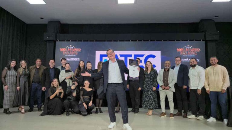 Diretores e coordenadores da Fatec Ivaiporã segurando o Certificado Melhores do Ano em evento no Scaramal Eventos.