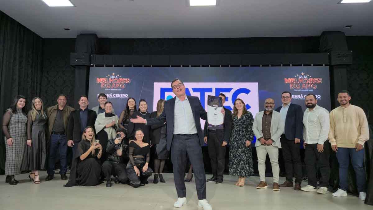 Diretores e coordenadores da Fatec Ivaiporã segurando o Certificado Melhores do Ano em evento no Scaramal Eventos.