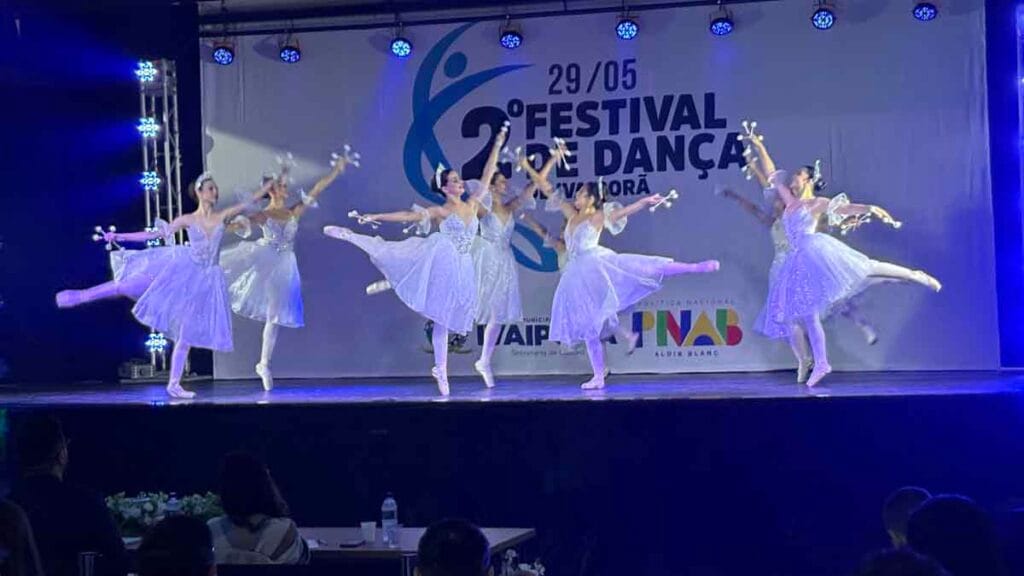 2º Festival de Dança reúne mais de 100 bailarinos em Ivaiporã; confira fotos Apresentação durante o 2º Festival de Dança no Centro Cultural Olivia Hauptmann em Ivaiporã