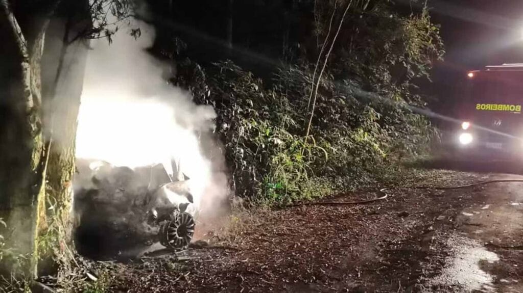 Carro destruído por incêndio após capotamento em Santa Terezinha de Itaipu