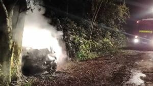 Carro destruído por incêndio após capotamento em Santa Terezinha de Itaipu