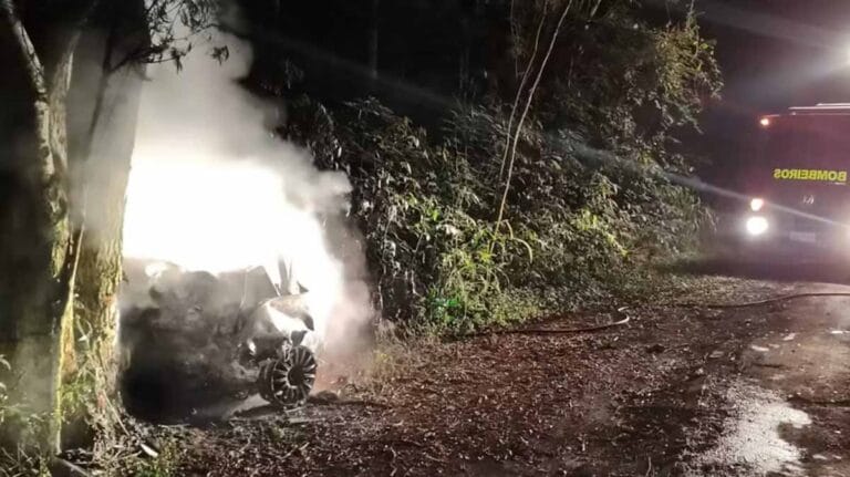 Carro destruído por incêndio após capotamento em Santa Terezinha de Itaipu