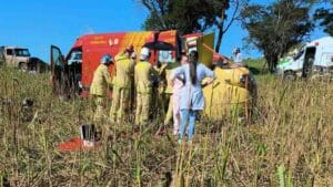 Fusca capotado em área de pastagem após acidente na Estrada Alto Lajeado em Arapuã