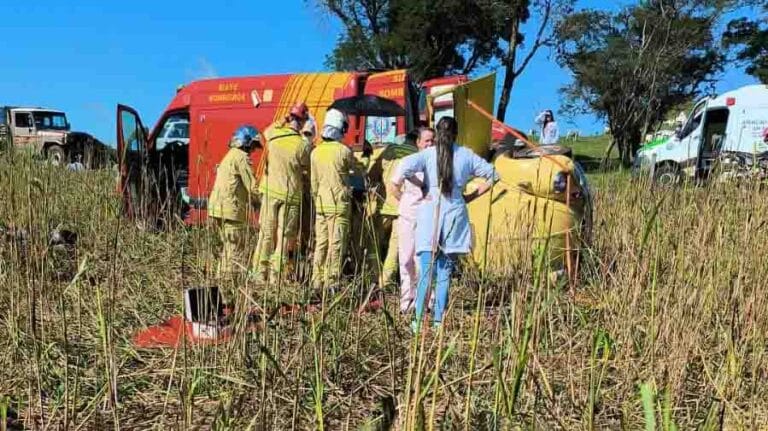 Fusca capotado em área de pastagem após acidente na Estrada Alto Lajeado em Arapuã