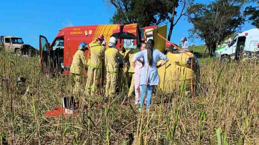 Fusca capota após sair de estrada rural do Alto Porã em Arapuã Fusca capotado em área de pastagem após acidente na Estrada Alto Lajeado em Arapuã