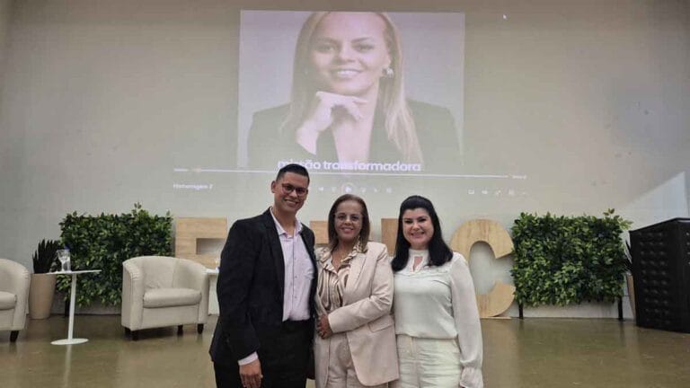 Professora Adriana Moreira durante homenagem promovida pela Fatec Ivaiporã