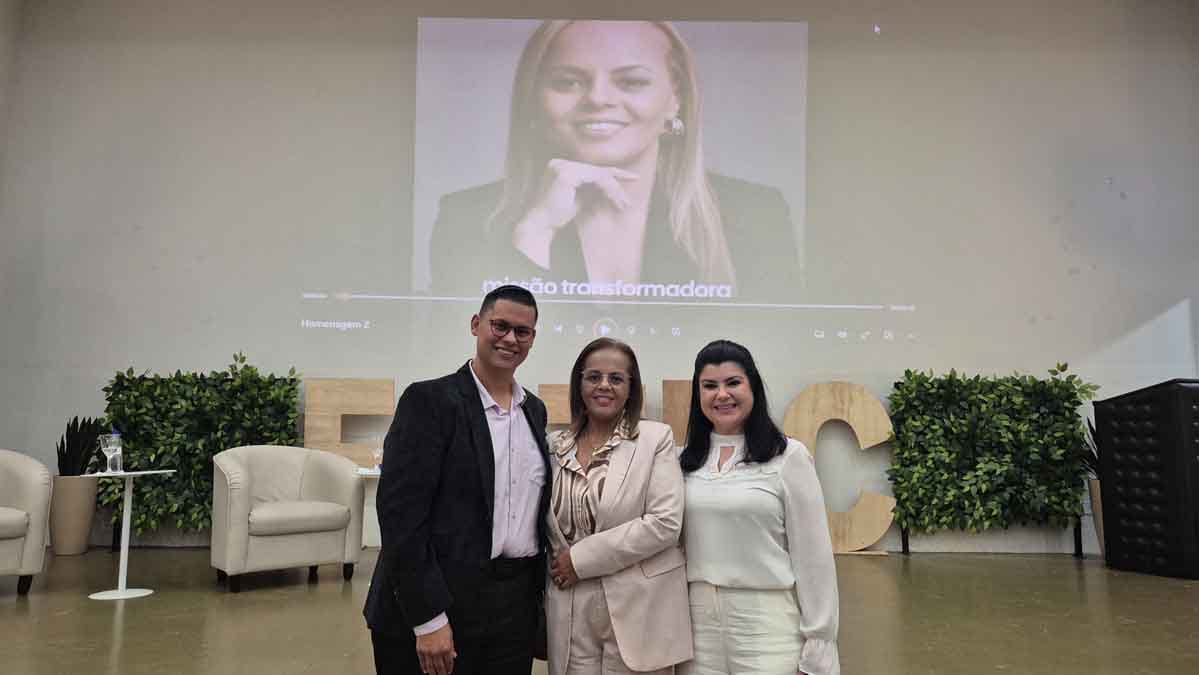 Ivan Maldonado / Notícias Online Professora Adriana Moreira durante homenagem promovida pela Fatec Ivaiporã