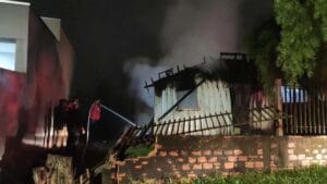 Residência ficou completamente destruída após incêndio registrado na madrugada em Faxinal.