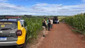 Polícia e perícia em estrada rural de Ivaiporã onde homem foi encontrado morto