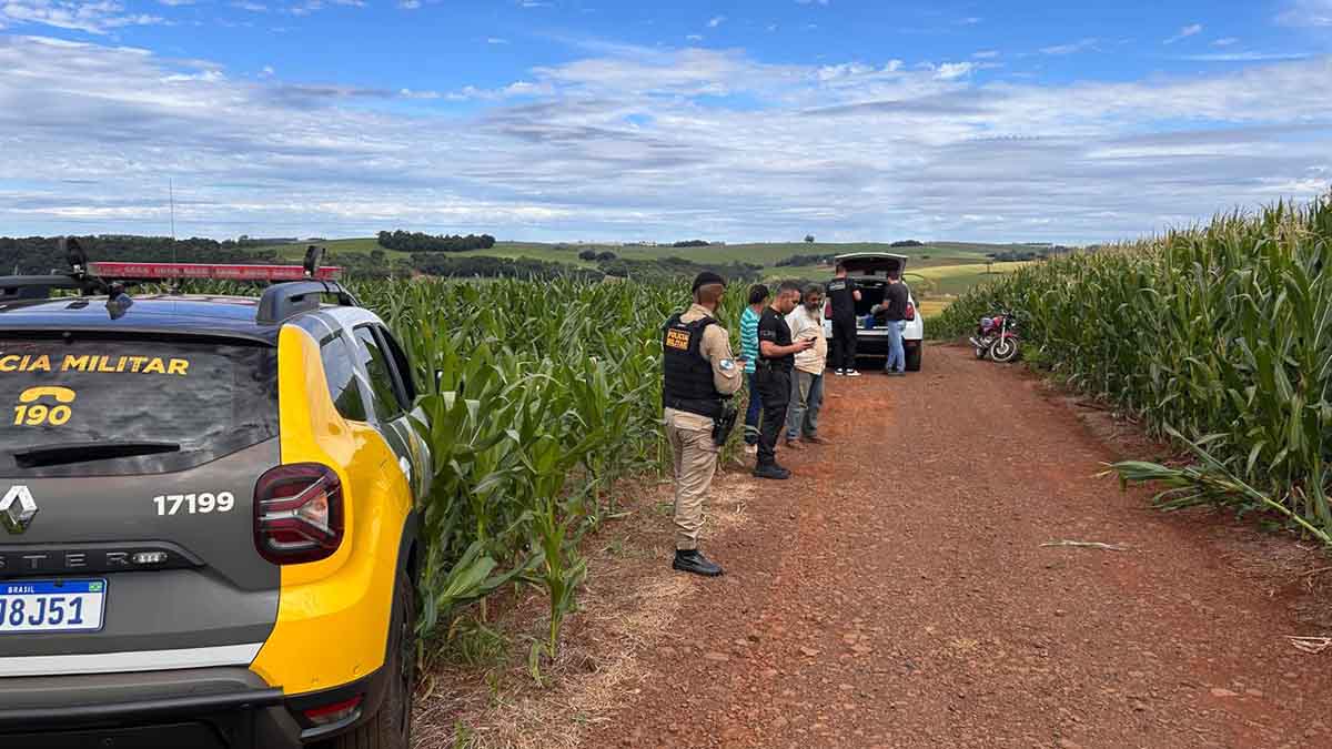 Polícia e perícia em estrada rural de Ivaiporã onde homem foi encontrado morto