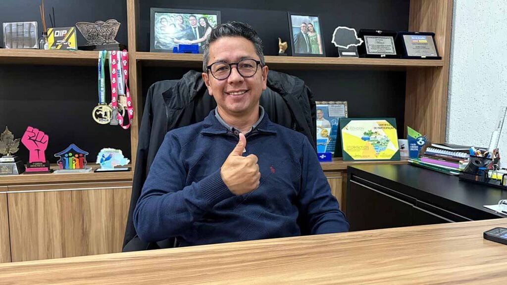 Prefeito Moises Santos posa em gabinete de Jardim Alegre antes de evento sobre a ponte do Rio Ivaí