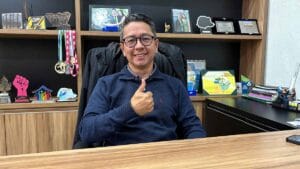 Prefeito Moises Santos posa em gabinete de Jardim Alegre antes de evento sobre a ponte do Rio Ivaí