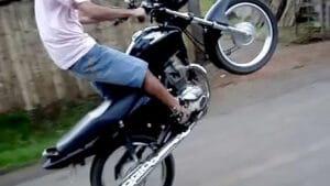 Motocicleta irregular apreendida pela Polícia Militar em São João do Ivaí após manobras perigosas