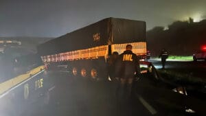 Caminhão caiu de pontilhão durante acidente na BR-376 em Apucarana