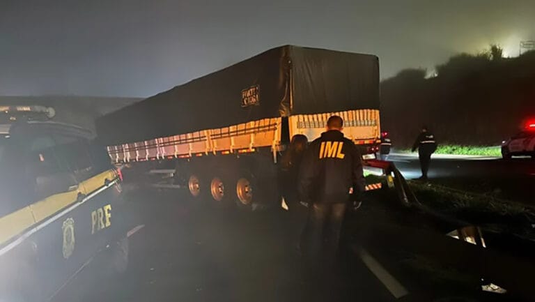 Caminhão caiu de pontilhão durante acidente na BR-376 em Apucarana