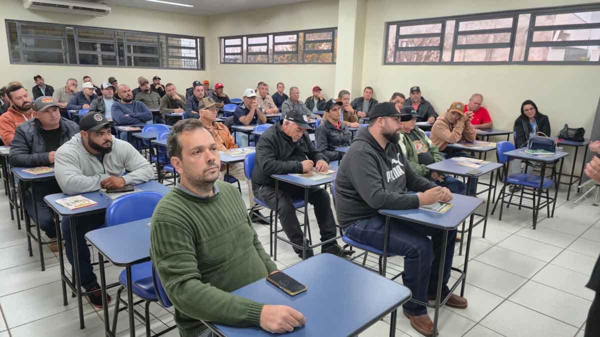 Patrulheiros da Sustentabilidade reúne operadores de máquinas da região em capacitação na Fatec Ivaiporã Operadores de máquinas participam do curso Patrulheiros da Sustentabilidade na Fatec Ivaiporã