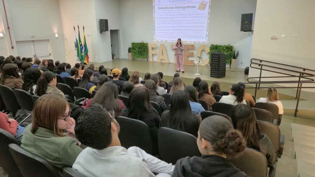 Fatec Ivaiporã promove Pedagogia em Foco III com debate sobre desenvolvimento infantil e aprendizagem Psicopedagoga Márcia Valéria Cruz durante palestra na Fatec Ivaiporã sobre desenvolvimento infantil e aprendizagem