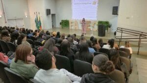Psicopedagoga Márcia Valéria Cruz durante palestra na Fatec Ivaiporã sobre desenvolvimento infantil e aprendizagem