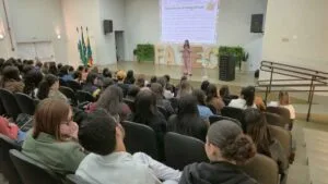 Psicopedagoga Márcia Valéria Cruz durante palestra na Fatec Ivaiporã sobre desenvolvimento infantil e aprendizagem