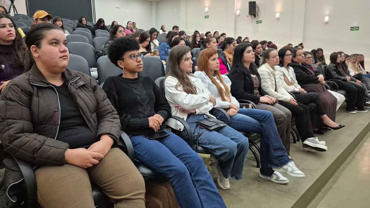Fatec Ivaiporã promove Pedagogia em Foco III com debate sobre desenvolvimento infantil e aprendizagem Psicopedagoga Márcia Valéria Cruz durante palestra na Fatec Ivaiporã sobre desenvolvimento infantil e aprendizagem