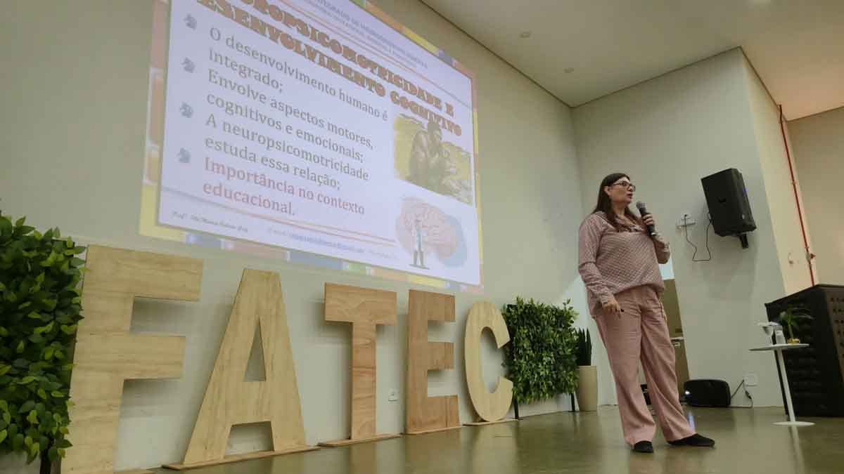 Fatec Ivaiporã promove Pedagogia em Foco III com debate sobre desenvolvimento infantil e aprendizagem Psicopedagoga Márcia Valéria Cruz durante palestra na Fatec Ivaiporã sobre desenvolvimento infantil e aprendizagem