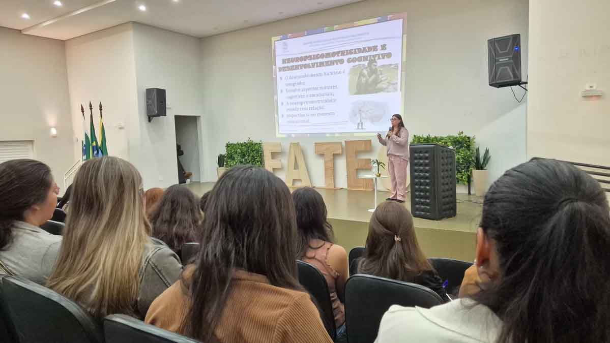 Fatec Ivaiporã promove Pedagogia em Foco III com debate sobre desenvolvimento infantil e aprendizagem Psicopedagoga Márcia Valéria Cruz durante palestra na Fatec Ivaiporã sobre desenvolvimento infantil e aprendizagem