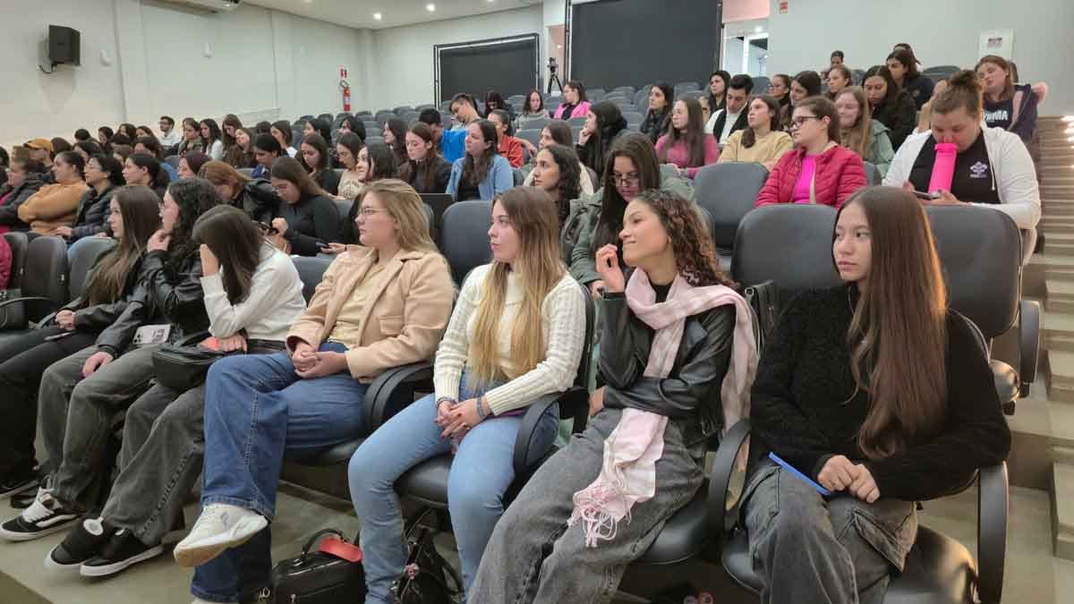 Fatec Ivaiporã promove Pedagogia em Foco III com debate sobre desenvolvimento infantil e aprendizagem Psicopedagoga Márcia Valéria Cruz durante palestra na Fatec Ivaiporã sobre desenvolvimento infantil e aprendizagem